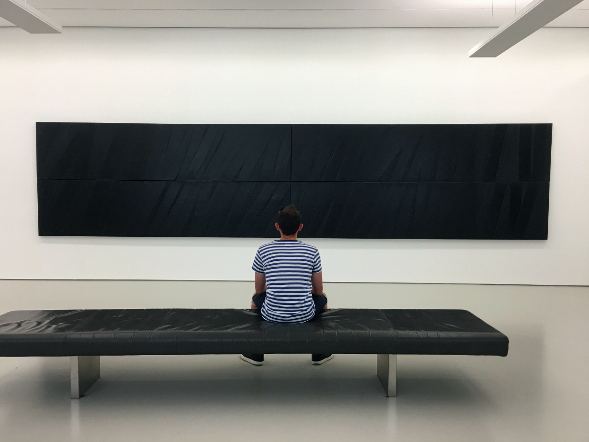 Moi devant un triptyque de mon peintre préféré : Pierre Soulages