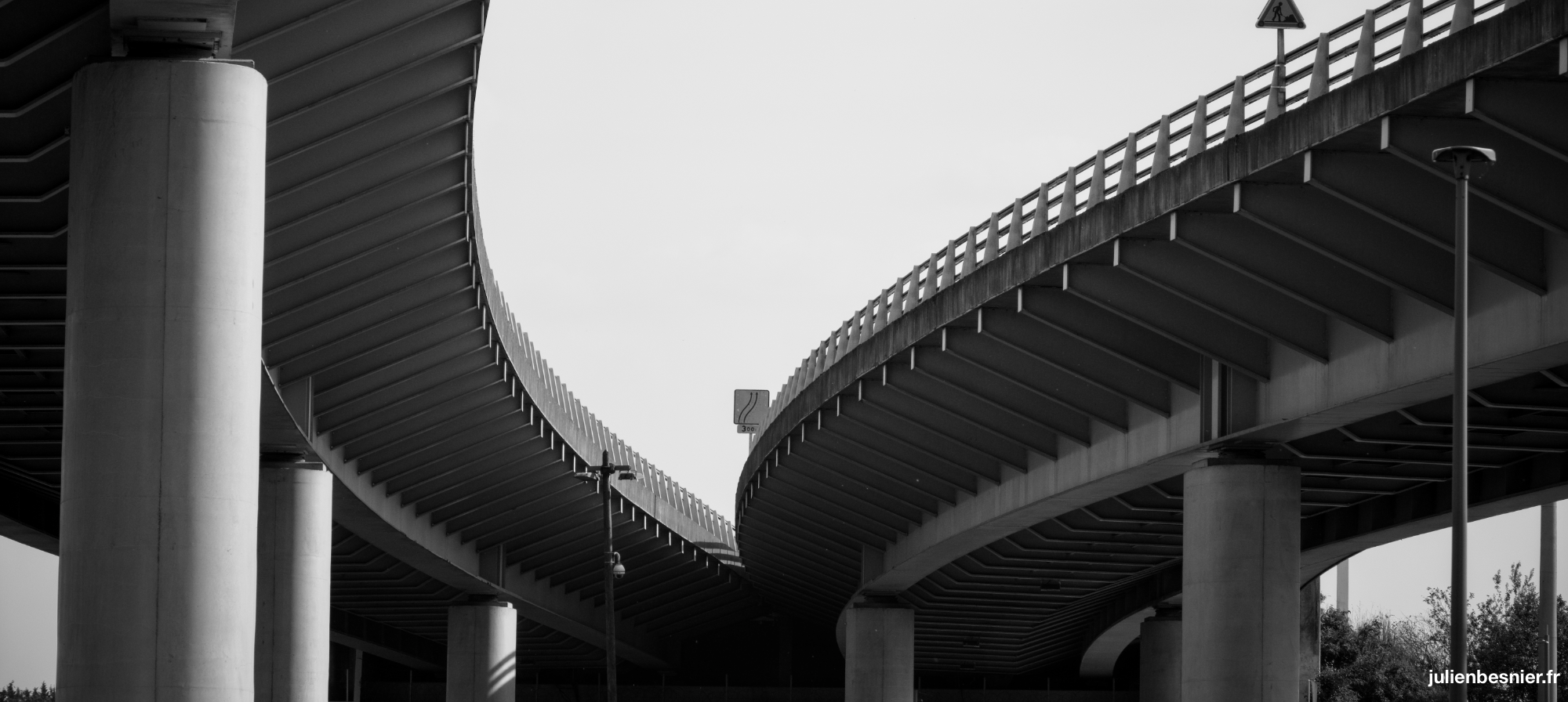 Une série photographique consacrée au pont Gustave-Flaubert à Rouen, entre architecture industrielle, lignes symétriques et infrastructures portuaires.