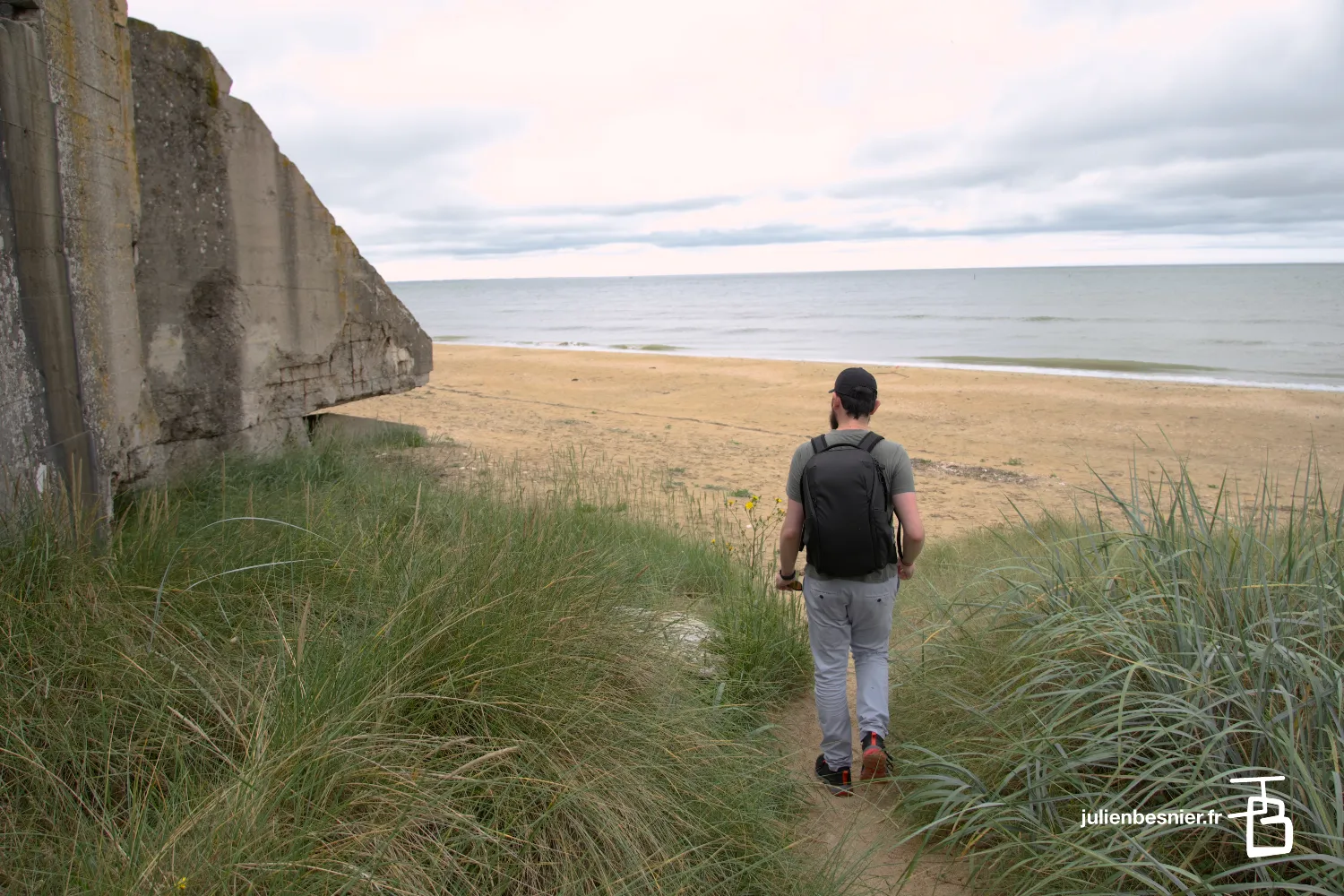 Vue de la plage d'Utah Beach, avec Julien portant le sac sur son dos